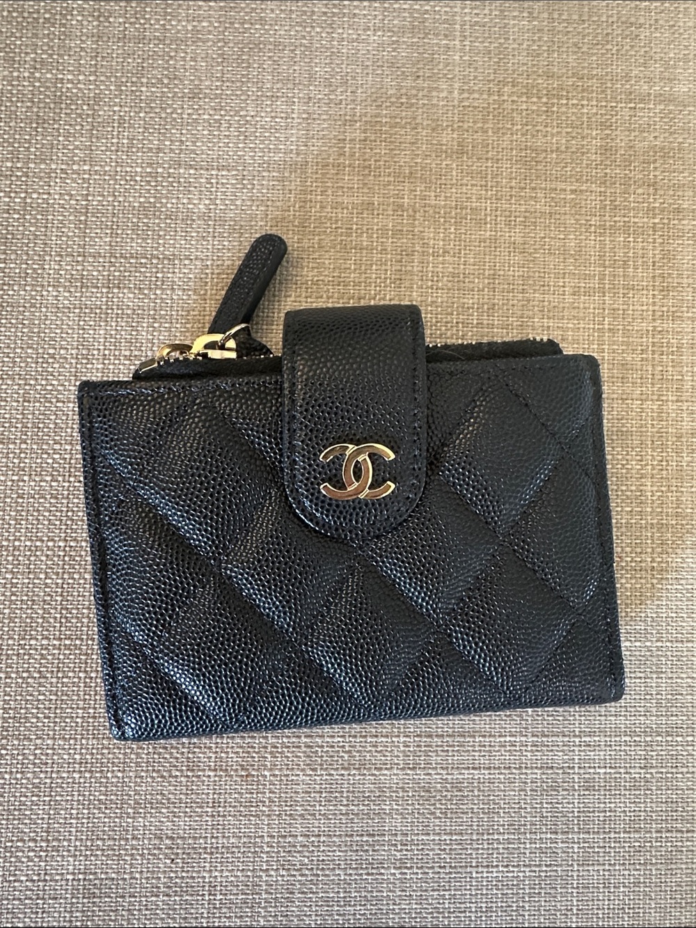 CHANEL
Caviar Quilted Compact Zipped Pocket Wallet Black 100% authentic